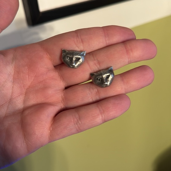 Gucci NEW NIB silver feline cat earrings - Picture 5 of 7